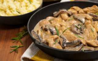 Бефстроганов из свинины с подливкой из сметаны и томатной пасты