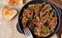 Свиная печень в сметане на сковороде — вкусные рецепты