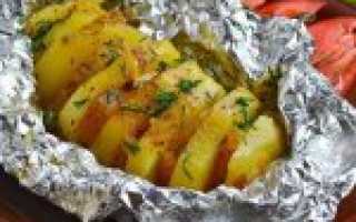 Картошка, запеченная в фольге в духовке: 15 очень вкусных рецептов